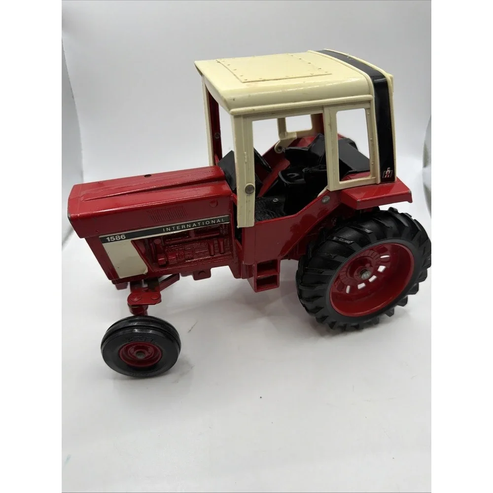 Vintage 1/16 Ertl International harvester 1586‎ diecast w/frontend tractor.